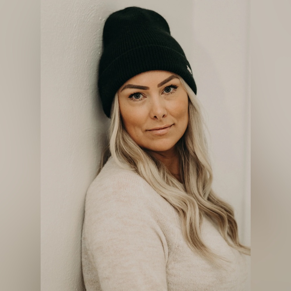 Elegant Black Cashmere Beanie for Women